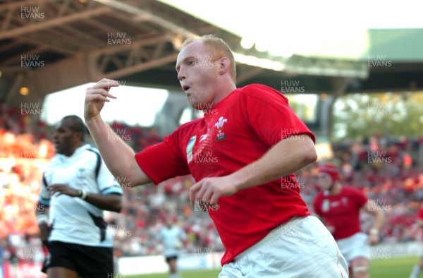 29.09.07 - Wales v Fiji - Rugby World Cup 2007 - Wales' Martyn Williams celebrates try 