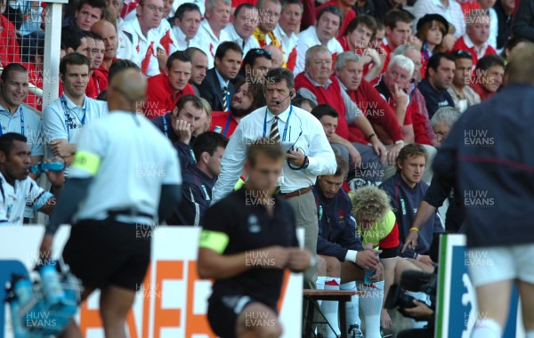 29.09.07 - Wales v Fiji - Rugby World Cup 2007 - Wales Coach, gareth Jenkins leaves his seat at half time 
