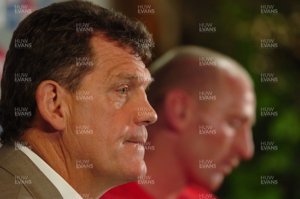 29.09.07 - Wales v Fiji - Rugby World Cup 2007 - Wales Coach, gareth Jenkins talks to the media at the after match press conference 