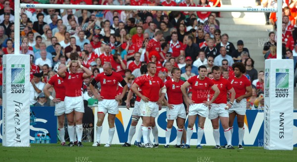 29.09.07 - Wales v Fiji - Rugby World Cup 2007 - Wales players look dejected after a Fiji try 
