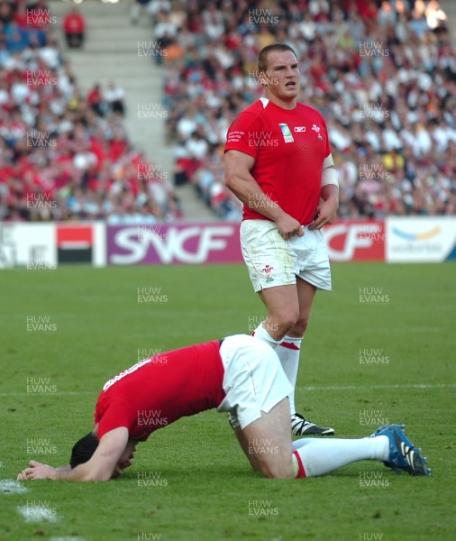 29.09.07 - Wales v Fiji - Rugby World Cup 2007 - Wales' Stephen Jones and Gethin Jenkins look dejected 