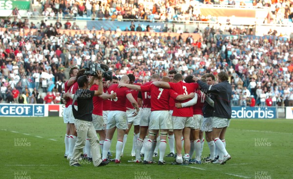 29.09.07 - Wales v Fiji - Rugby World Cup 2007 - Wales' players gather together for a huddle at the end of the game 