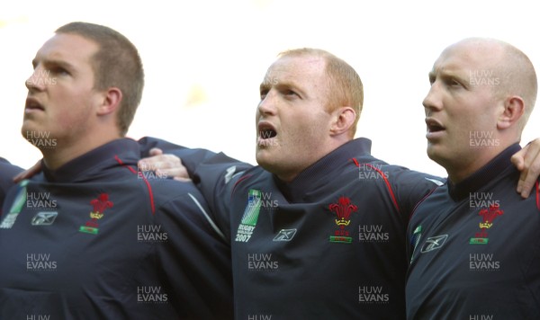 29.09.07 - Wales v Fiji - Rugby World Cup 2007 - Wales' Martyn Williams lines up for the National Anthems with Gethin Jenkins(L) and Tom Shanklin(R) 