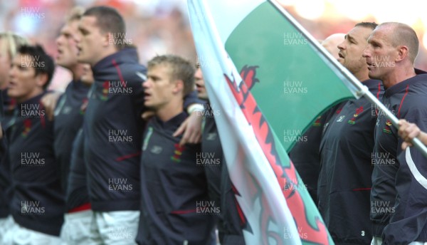 29.09.07 - Wales v Fiji - Rugby World Cup 2007 - Wales Captain, Gareth Thomas lines up for the National Anthems  