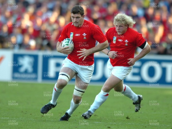 29.09.07 - Wales v Fiji - Rugby World Cup 2007 - Wales' Michael Owen is supported by Duncan Jones 