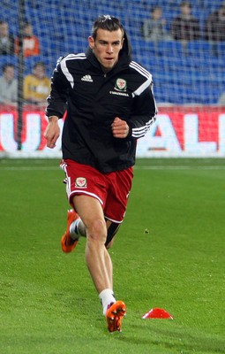 161113 - Wales vs Finland - International Friendly Gareth Bale warming up(c) Huw Evans Agency