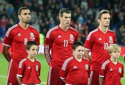 161113 - Wales vs Finland - International Friendly Hal Robson Kanu,Gareth Bale and Andy King with mascots during the national anthems(c) Huw Evans Agency