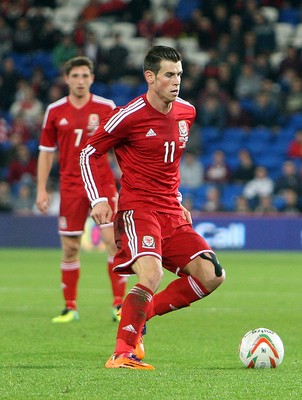 161113 - Wales vs Finland - International Friendly Gareth Bale of Wales on the ball(c) Huw Evans Agency