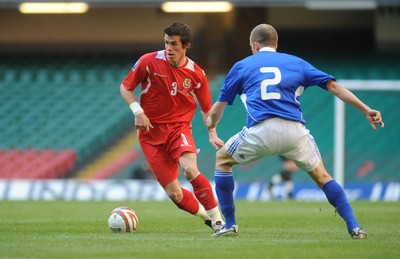 28.03.09 - Wales v Finland, FIFA World Cup 2010 Qualifying Group 4 -  Wales' Gareth Bale tries to get past Finland's Petri Pasanen 