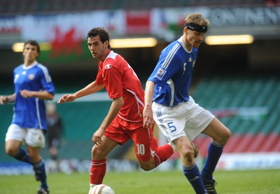 28.03.09 - Wales v Finland, FIFA World Cup 2010 Qualifying Group 4 -  Wales' Joe Ledley gets past Finland's Hannu Tihinen 