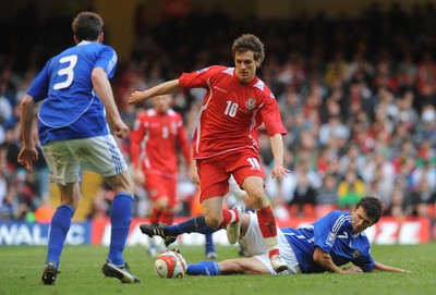 28.03.09 - Wales v Finland, FIFA World Cup 2010 Qualifying Group 4 -  Wales' Aaron Ramsey is challenged by Finland's Roman Eremenko (R) and Toni Kallio 