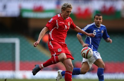 28.03.09 - Wales v Finland, FIFA World Cup 2010 Qualifying Group 4 -  Wales' David Edwards plays the ball across 