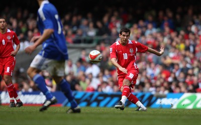 28.03.09 - Wales v Finland, FIFA World Cup 2010 Qualifying Group 4 -  Wales' Joe Ledley crosses the ball 