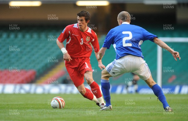 28.03.09 - Wales v Finland, FIFA World Cup 2010 Qualifying Group 4 -  Wales' Gareth Bale tries to get past Finland's Petri Pasanen 