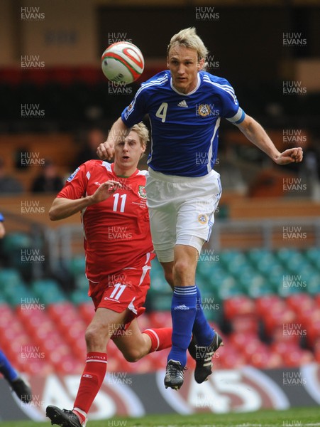 28.03.09 - Wales v Finland, FIFA World Cup 2010 Qualifying Group 4 -  Finland's Sami Hyypia beats Wales' David Edwards to the ball 