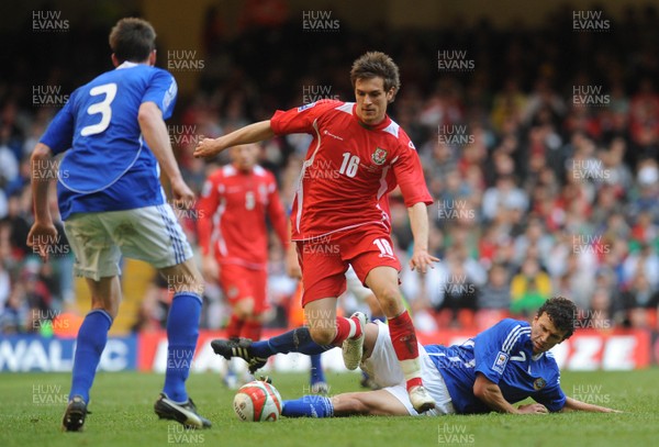 28.03.09 - Wales v Finland, FIFA World Cup 2010 Qualifying Group 4 -  Wales' Aaron Ramsey is challenged by Finland's Roman Eremenko (R) and Toni Kallio 