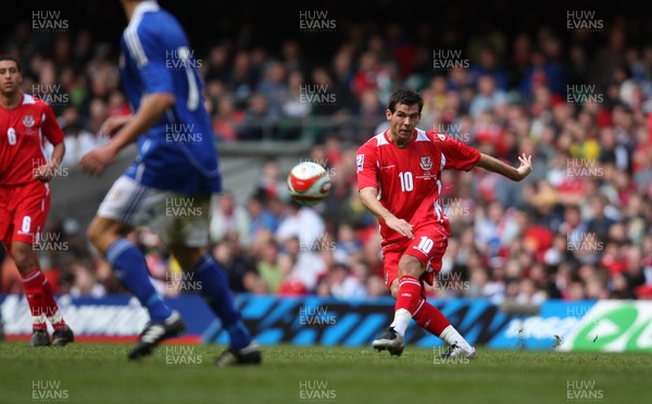 28.03.09 - Wales v Finland, FIFA World Cup 2010 Qualifying Group 4 -  Wales' Joe Ledley crosses the ball 