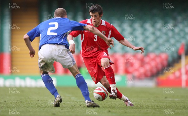 28.03.09 - Wales v Finland, FIFA World Cup 2010 Qualifying Group 4 -  Wales' Gareth Bale takes on Finland's Petri Pasanen  