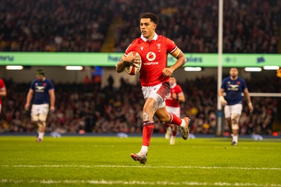 100324 - Wales v France - Guinness Six Nations - Wales Rio Dyer Scores for Wales 