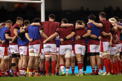 100324 - Wales v France - Guinness 6 Nations Championship - Wales team huddle