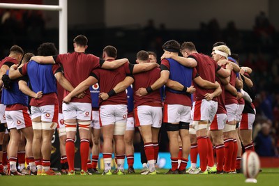 100324 - Wales v France - Guinness 6 Nations Championship - Wales team huddle