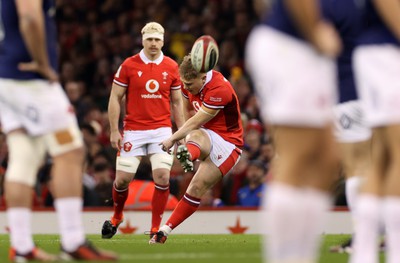 100324 - Wales v France - Guinness 6 Nations Championship - Sam Costelow of Wales kicks a penalty