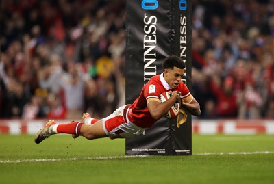 100324 - Wales v France - Guinness 6 Nations Championship - Rio Dyer of Wales runs in to score a try