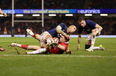 100324 - Wales v France - Guinness 6 Nations Championship - Joe Roberts of Wales scores a try