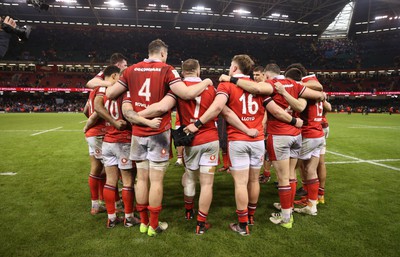 100324 - Wales v France - Guinness 6 Nations Championship - Wales team huddle at full time