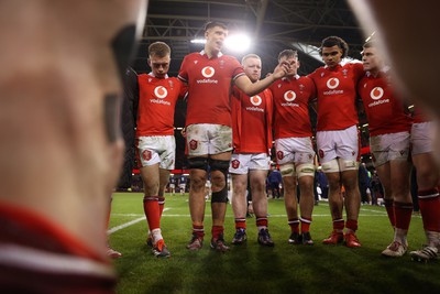 100324 - Wales v France - Guinness 6 Nations Championship - Wales team huddle at full time