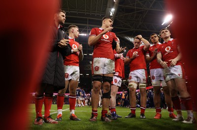 100324 - Wales v France - Guinness 6 Nations Championship - Wales team huddle at full time