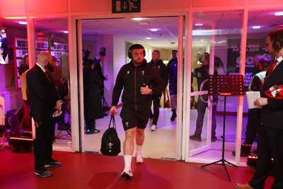 100324 - Wales v France - Guinness 6 Nations Championship - Gareth Thomas of Wales arrives at the stadium