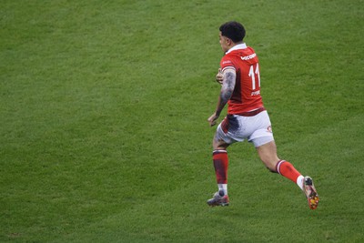 100324 - Wales v France - Guinness Six Nations - Rio Dyer of Wales races away to score a try