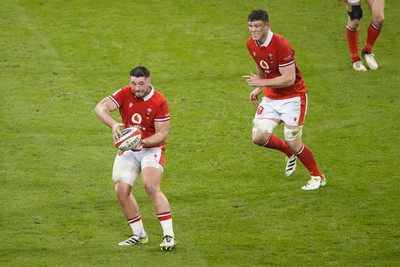 100324 - Wales v France - Guinness Six Nations - Gareth Thomas of Wales passes the ball