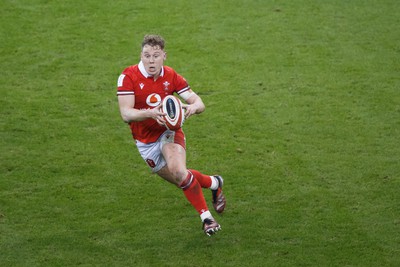 100324 - Wales v France - Guinness Six Nations - Sam Costelow of Wales looks for a gap