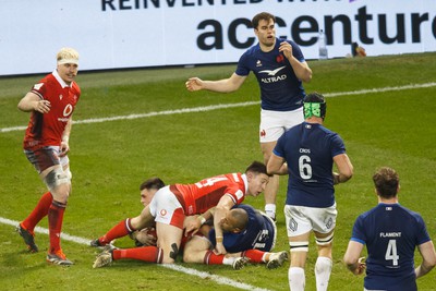 100324 - Wales v France - Guinness Six Nations - Joe Roberts of Wales scores a try