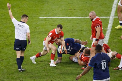 100324 - Wales v France - Guinness Six Nations - Gareth Davies of Wales takes a quick penalty