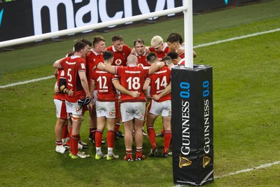 100324 - Wales v France - Guinness Six Nations - Wales go into a huddle at the end of the match