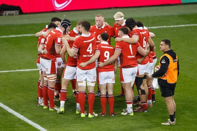 100324 - Wales v France - Guinness Six Nations - Wales team in a huddle before the match