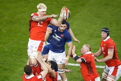 100324 - Wales v France - Guinness Six Nations - Aaron Wainwright of Wales wins a lineout