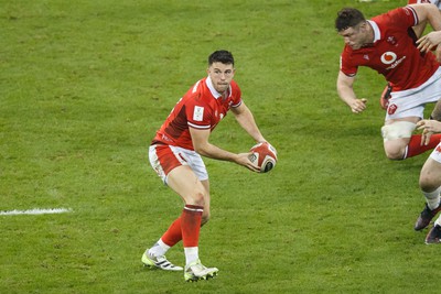 100324 - Wales v France - Guinness Six Nations - Owen Watkin of Wales looks for support