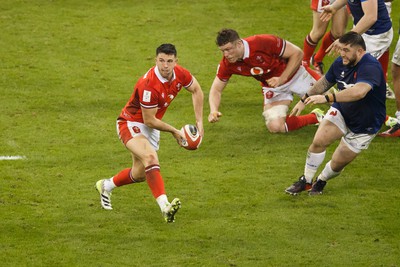 100324 - Wales v France - Guinness Six Nations - Owen Watkin of Wales passes the ball