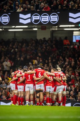 100324 - Wales v France - Guinness Six Nations - Wales huddle