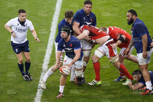 100324 - Wales v France - Guinness Six Nations - Gregory Alldritt of France passes the ball