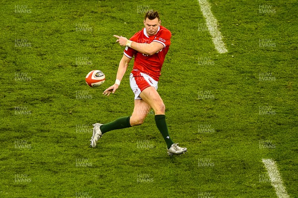 110322  - Wales v France - Guinness Six Nations  - Dan Biggar of Wales passes the ball