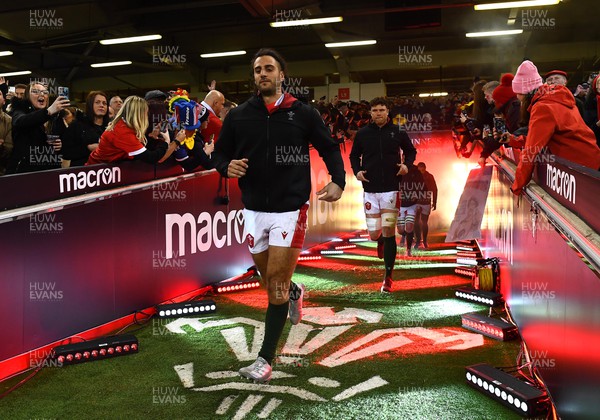 110322 - Wales v France - Guinness Six Nations - Josh Navidi runs down the tunnel