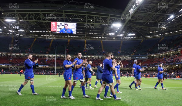 110322 Wales v France, Guinness Six Nations 2022 - The French team applaud their fans at the end of the match 