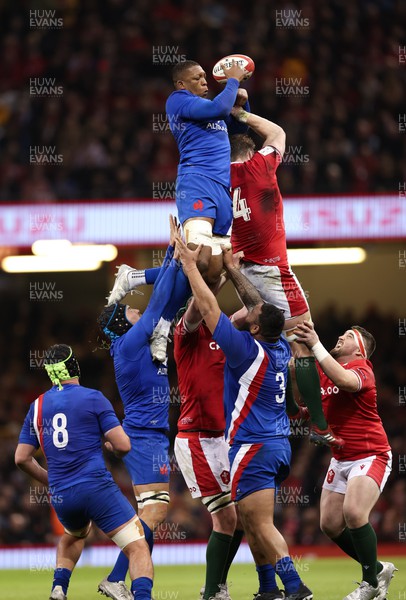 110322 Wales v France, Guinness Six Nations 2022 - Cameron Woki of France competes for the ball with Will Rowlands of Wales
