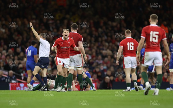 110322 Wales v France, Guinness Six Nations 2022 - Dan Biggar of Wales issues instructions to his team