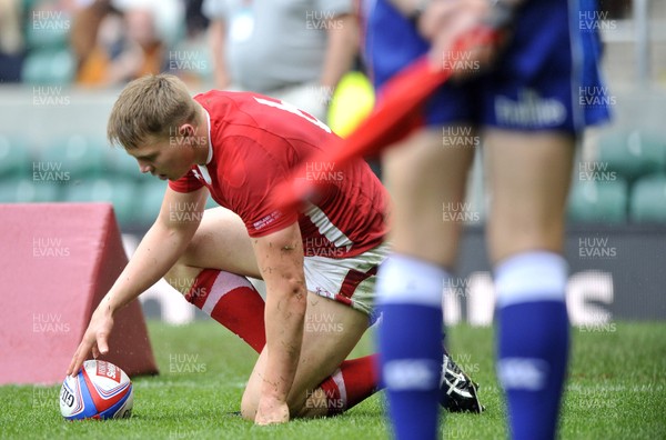 120513 - Wales v France - Bowl Final - HSBC Sevens World Series - James Davies of Wales crosses the whitewash for his first try 